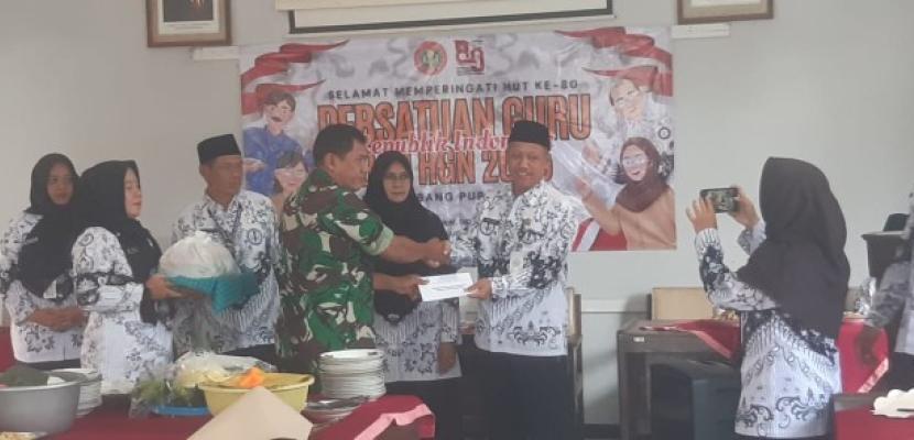 PENYERAHAN BANSOS DAN BEASISWA DARI PGRI